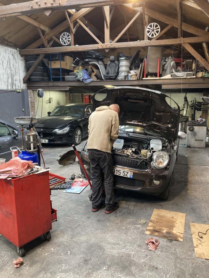 découvrez tout sur l’auto-électricité : conseils, astuces et solutions pour diagnostiquer et réparer les systèmes électriques de votre voiture. simplifiez l’entretien de votre véhicule grâce à nos guides complets.