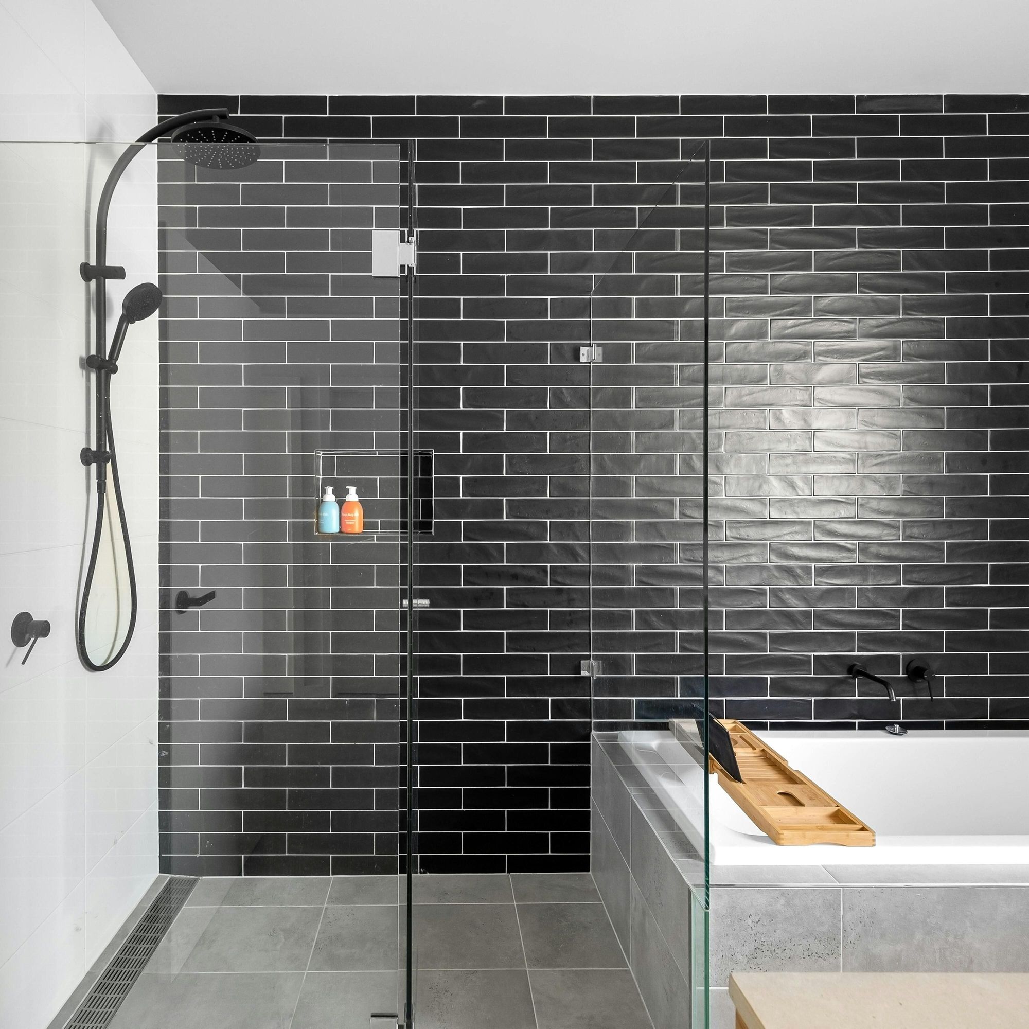 transformez votre salle de bain à paris avec notre service de remplacement de baignoire par une douche : solutions modernes, sécurisées et sur mesure. devis gratuit et intervention rapide.