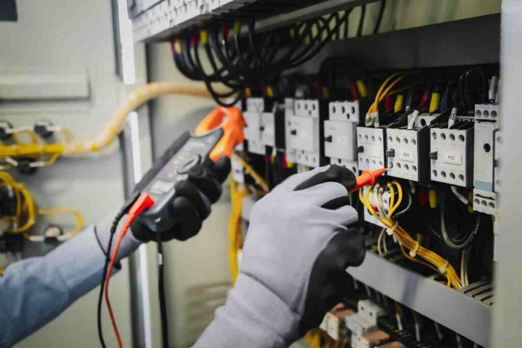découvrez comment établir un budget précis pour la rénovation électrique de votre logement : coûts, conseils, étapes et astuces pour optimiser vos dépenses en toute sécurité.