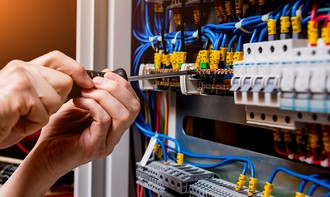 découvrez comment estimer le budget pour la rénovation électrique de votre logement. conseils, facteurs de coût et astuces pour optimiser vos travaux d'électricité.