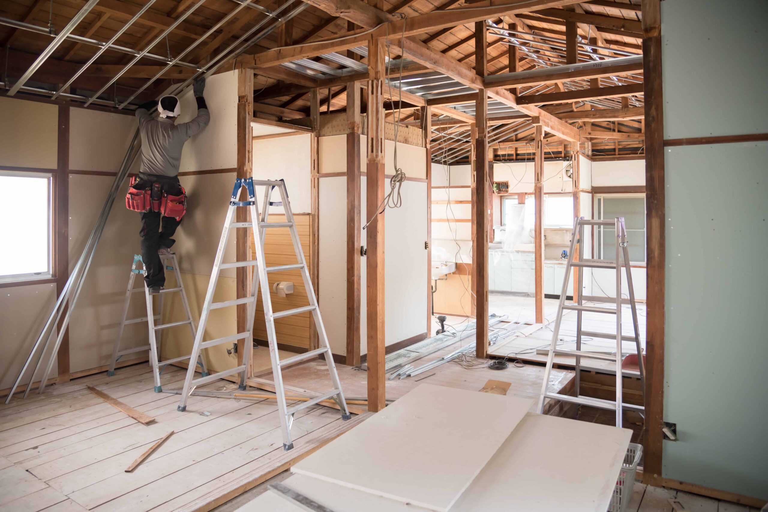 découvrez les facteurs qui influencent le coût de la rénovation d'une maison, des estimations de prix par type de travaux et des conseils pour optimiser votre budget et réussir votre projet.