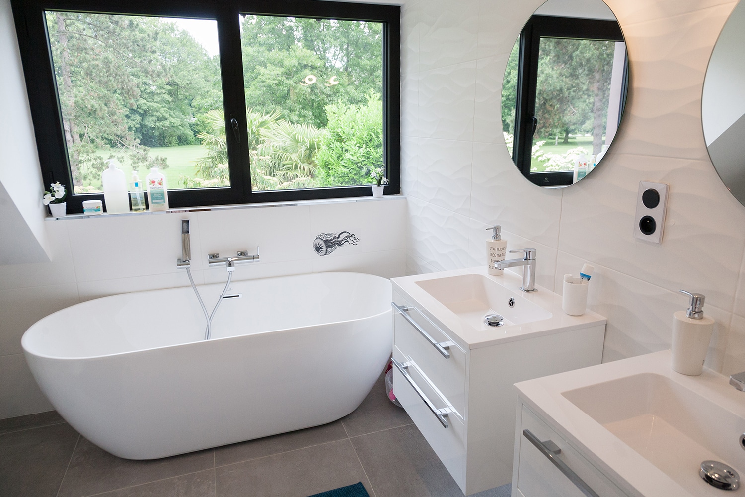 découvrez tous les facteurs qui influencent le coût de rénovation d'une salle de bain : matériaux, main-d'œuvre, équipements et astuces pour optimiser votre budget. estimez facilement votre projet !
