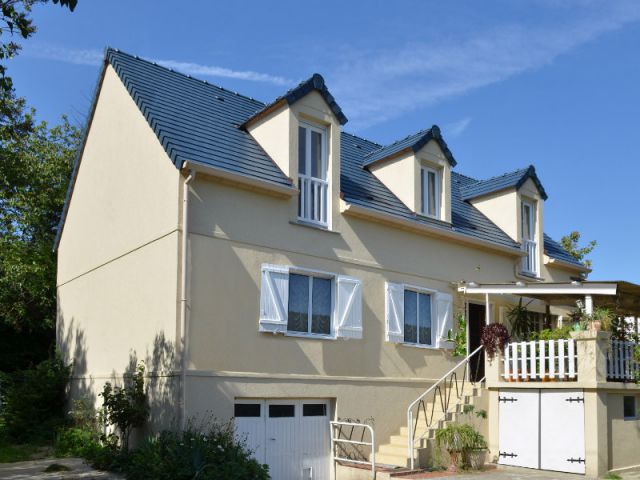 découvrez tout ce qu'il faut savoir sur l'électricité dans une maison des années 1960 : installations d'époque, diagnostics, mise aux normes et conseils pour sécuriser et moderniser votre logement ancien.