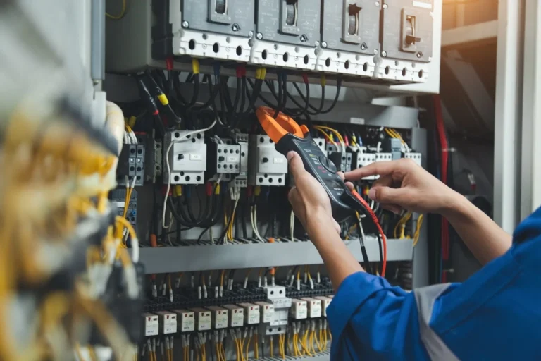 découvrez comment réaliser la mise aux normes de votre installation électrique pour assurer la sécurité et la conformité de votre logement selon la réglementation en vigueur.