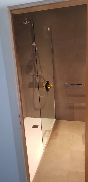 confiez la pose de votre salle de bain à des professionnels pour un résultat sur-mesure, moderne et durable. découvrez nos conseils et services pour une installation réussie !