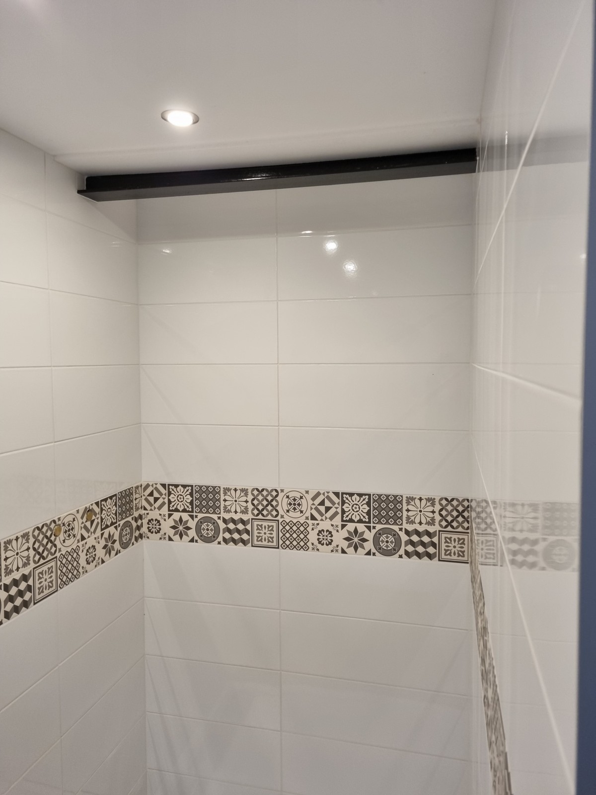 confiez la pose de votre salle de bain à des professionnels qualifiés. rénovation, installation et aménagement de salle de bain sur mesure pour un espace pratique et moderne. devis gratuit !