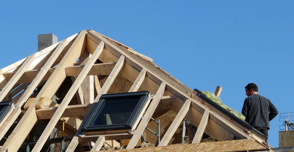 découvrez tout ce qu’il faut savoir sur le prix des combles : facteurs influençant le coût, budget à prévoir pour l’aménagement et astuces pour économiser sur vos travaux.