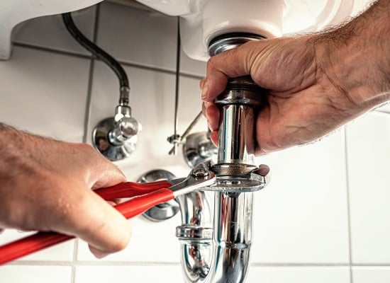 découvrez comment sont calculés les prix de la plomberie : tarifs des interventions, conseils pour estimer le coût de vos travaux et astuces pour faire des économies sur votre installation ou réparation sanitaire.