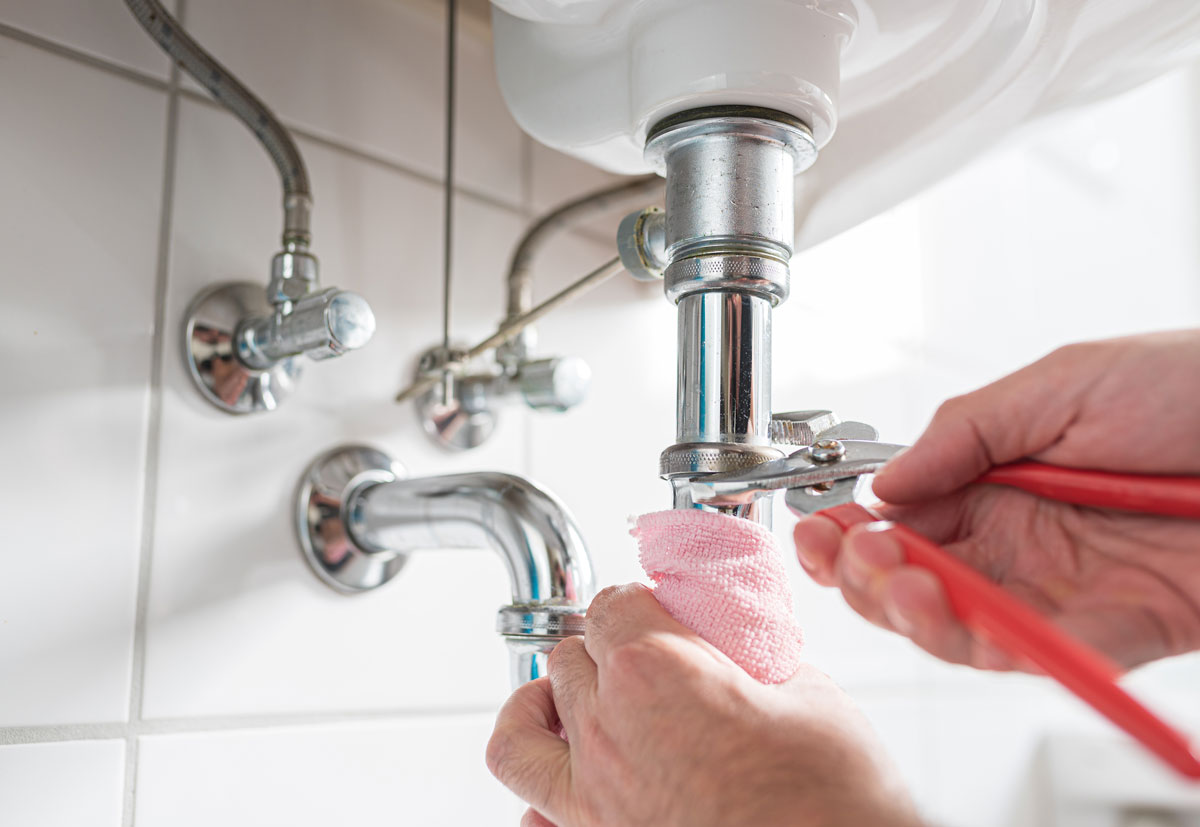 découvrez tout ce qu'il faut savoir sur le prix de la plomberie : tarifs des interventions, conseils pour estimer votre budget et astuces pour trouver un plombier au meilleur rapport qualité-prix.