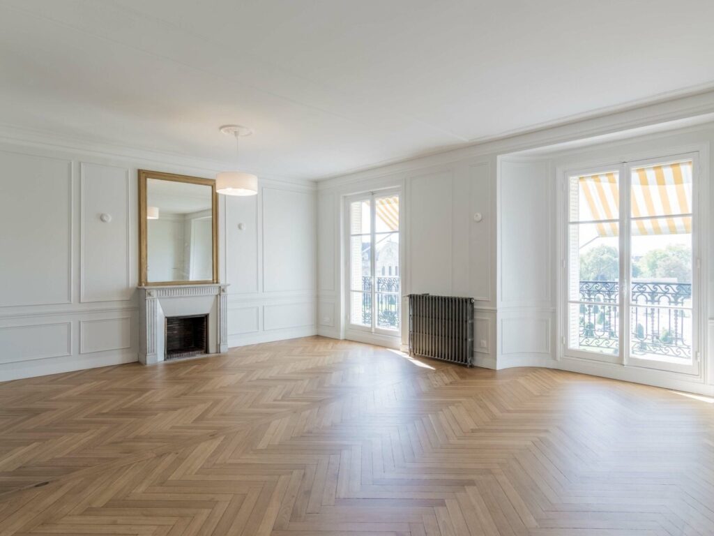 confiez la rénovation de votre appartement haussmannien à paris à des experts. modernisez tout en préservant le cachet historique. conseils et travaux sur mesure.