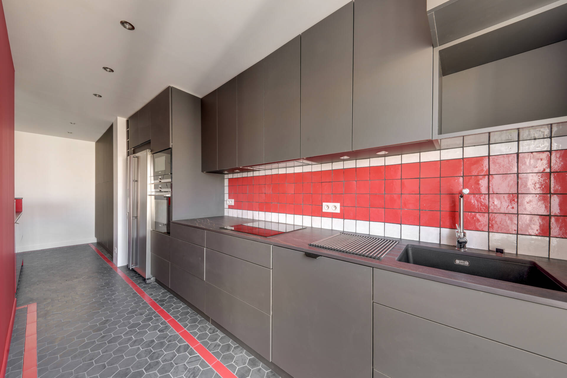 spécialiste de la rénovation de cuisine à paris, nous transformons votre espace avec des solutions sur-mesure, modernes et fonctionnelles. demandez votre devis gratuit dès maintenant !