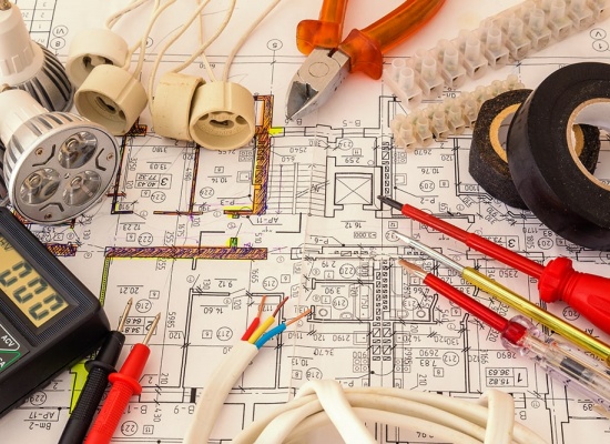 découvrez nos conseils et solutions pour la rénovation électrique de votre maison. modernisez votre installation électrique en toute sécurité grâce à des astuces pratiques et des informations utiles.
