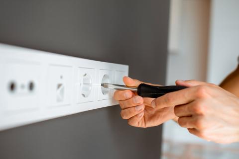 bénéficiez d’une rénovation électrique sécurisée pour votre logement. nos experts assurent la mise aux normes, le remplacement du tableau électrique et la sécurité de votre installation.