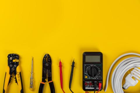 assurez la sécurité de votre habitation avec notre service de rénovation électrique. installation aux normes, diagnostics et modernisation de votre réseau électrique par des experts qualifiés.