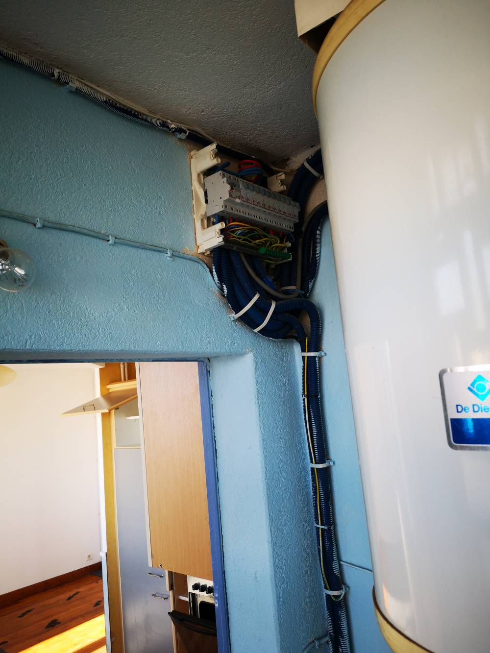 confiez la rénovation électrique de votre appartement ancien à des experts. sécurisez votre installation, optimisez votre confort et respectez les normes en vigueur. devis gratuit et conseils personnalisés.