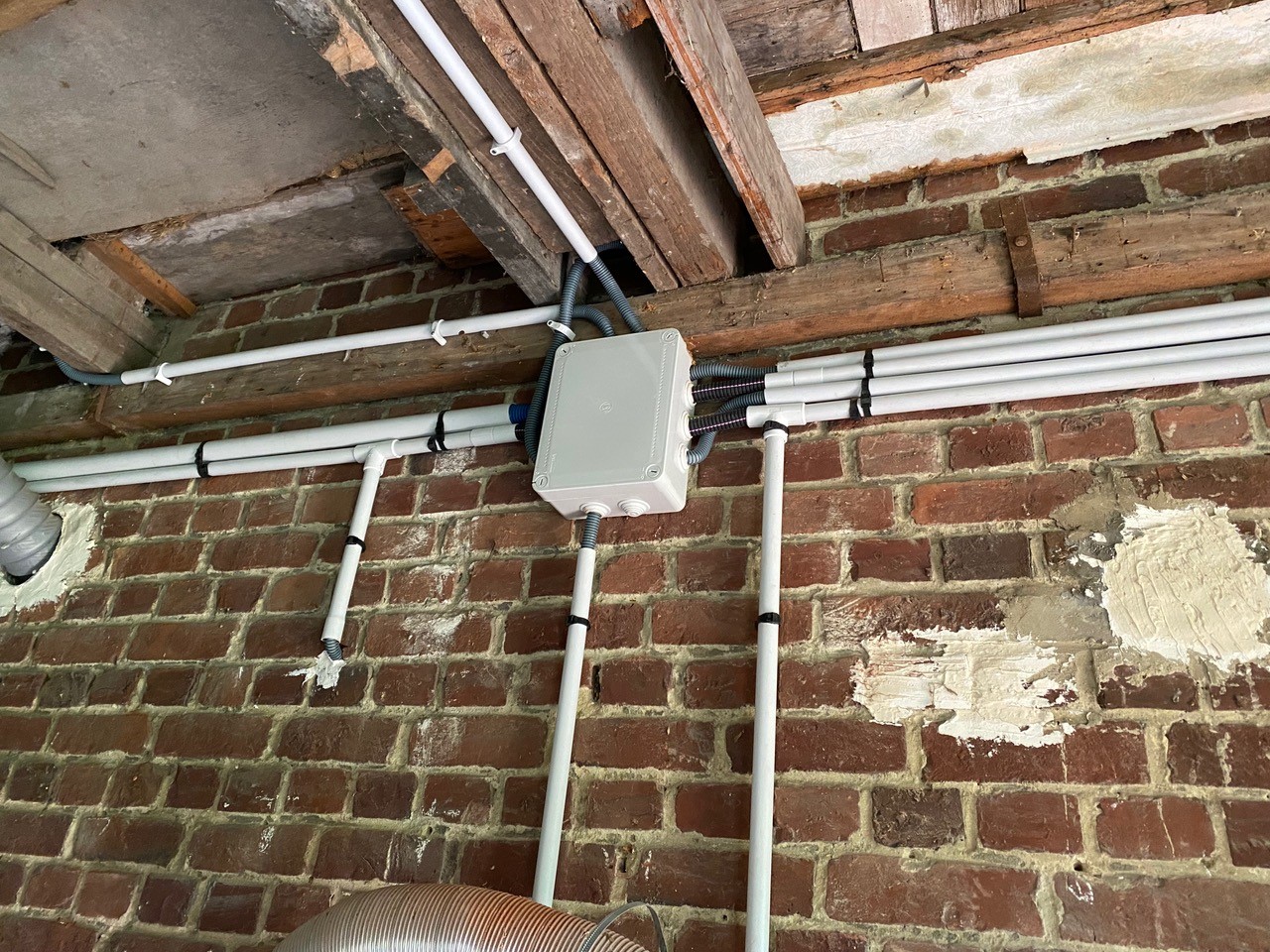 découvrez nos conseils et solutions pour la rénovation électrique de votre maison : mise aux normes, sécurité, économies d'énergie et choix des équipements adaptés.