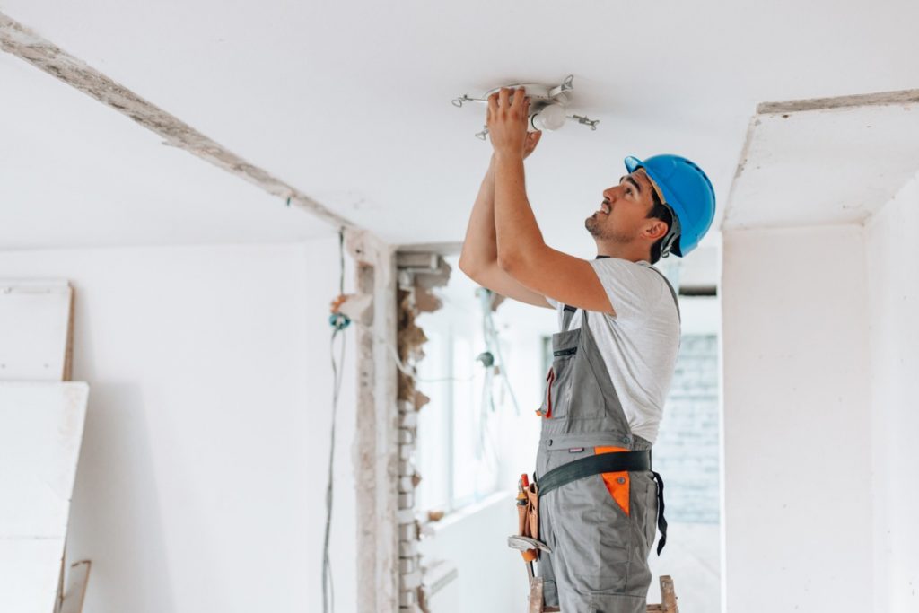 découvrez nos conseils et services d'experts pour la rénovation électrique de votre maison. modernisez votre installation, assurez votre sécurité et optimisez votre consommation d'énergie avec une mise aux normes adaptée à vos besoins.