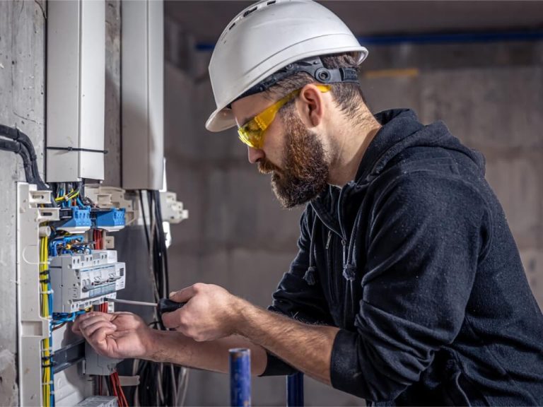confiez votre rénovation électrique à des professionnels qualifiés. services fiables, conformes aux normes et adaptés à tous vos besoins résidentiels ou commerciaux. demandez votre devis gratuit !