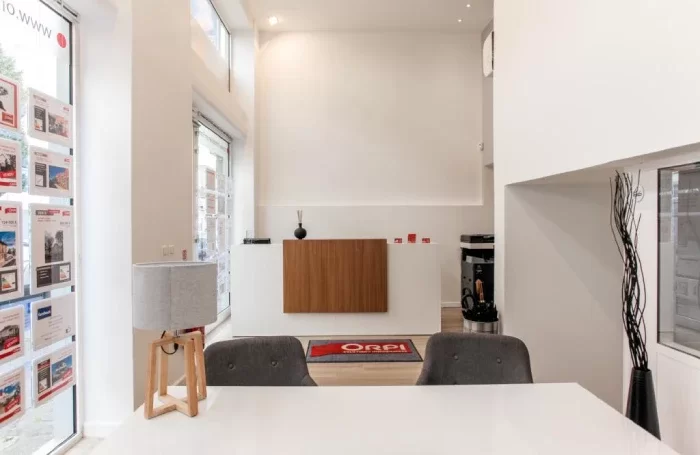 confiez la rénovation de vos locaux professionnels à paris à des experts. bénéficiez de solutions sur mesure pour moderniser, optimiser et valoriser votre espace de travail.