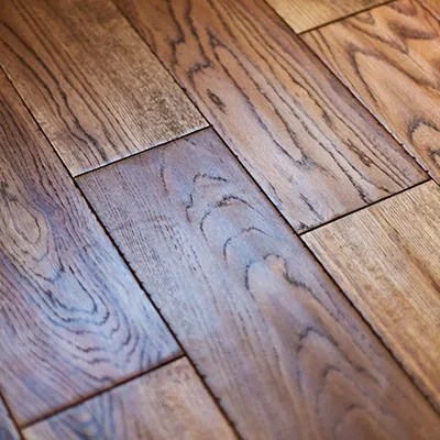 confiez la rénovation de votre parquet à paris à des experts qualifiés. retrouvez l’éclat et la beauté de vos sols grâce à des prestations sur mesure et un savoir-faire professionnel.