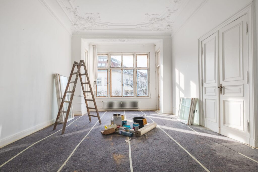 redonnez vie à vos espaces avec nos services de rénovation peinture. professionnels qualifiés, conseils personnalisés et finitions soignées pour tous vos projets de rénovation intérieure et extérieure.