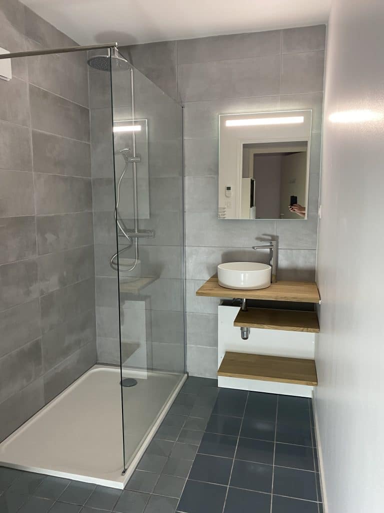 confiez la rénovation de votre salle de bain à un artisan qualifié. bénéficiez d’un accompagnement personnalisé, de conseils sur-mesure et d’un travail de qualité pour transformer votre espace selon vos envies et votre budget.