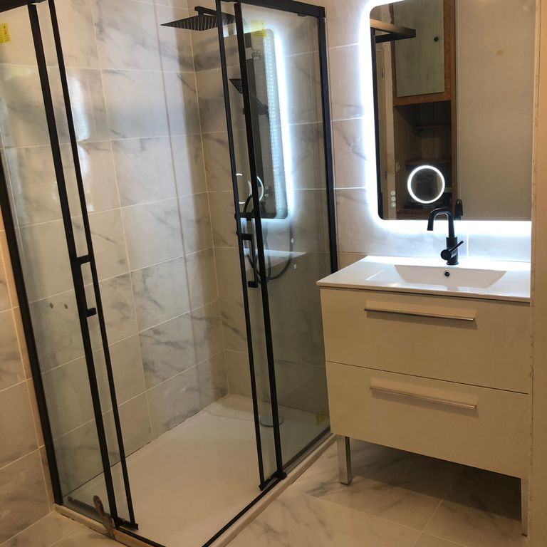 découvrez comment planifier et réussir votre projet de rénovation de salle de bain, quels que soient les m² disponibles. conseils d'experts, idées d'aménagement et estimation des coûts pour transformer votre espace.