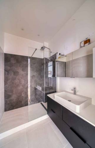 confiez la rénovation de votre salle de bain à paris à des experts. rénovez votre espace avec des solutions sur-mesure, designs modernes et matériaux de qualité pour un résultat à la hauteur de vos attentes.