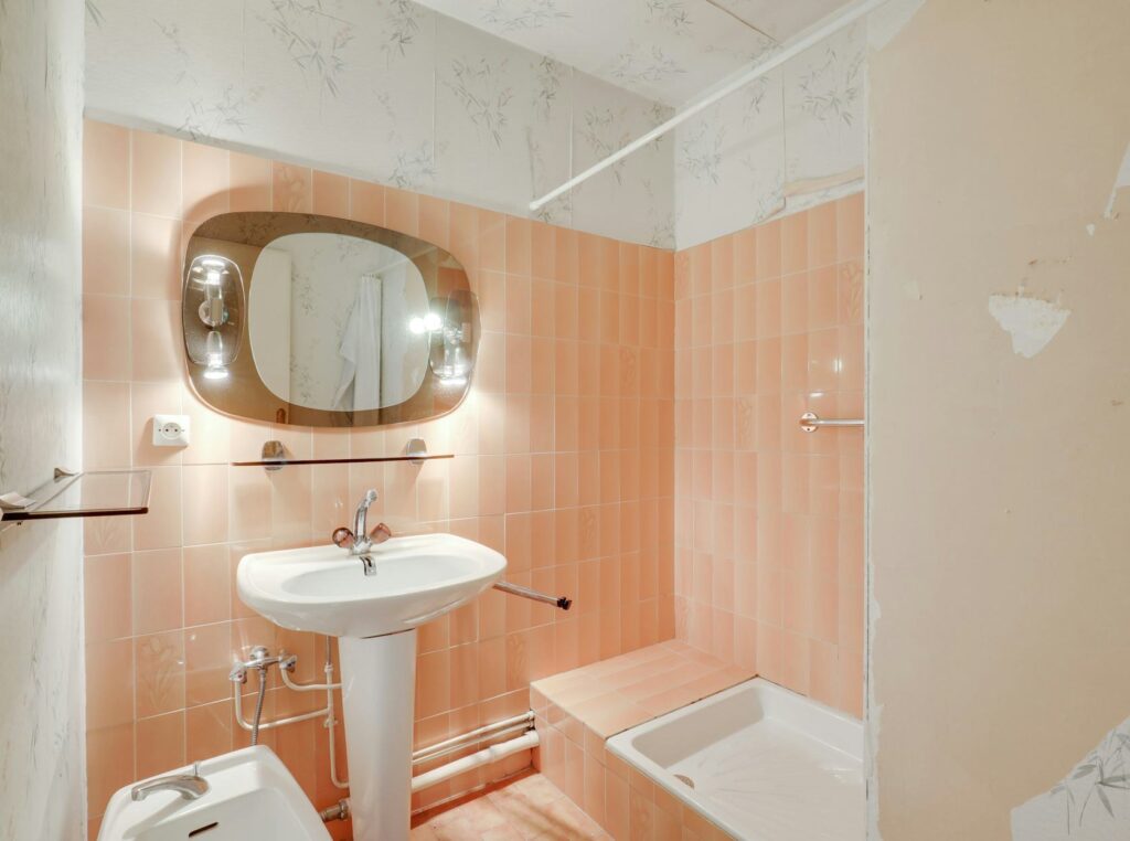 découvrez comment moderniser et relooker votre salle de bain sans travaux. astuces, idées déco et solutions faciles pour transformer votre espace rapidement et à moindre coût.