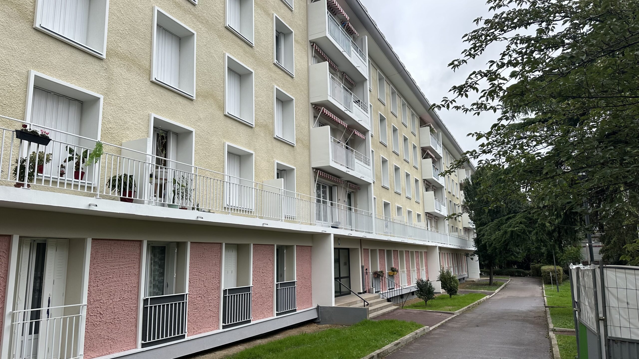 confiez la rénovation de votre habitat dans les hauts-de-seine (92) à des professionnels expérimentés. conseils, travaux sur-mesure et accompagnement personnalisé pour rénover votre maison ou appartement en toute sérénité.