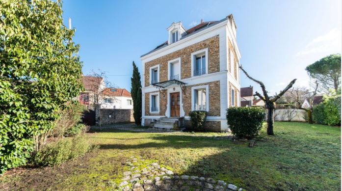 découvrez nos conseils et astuces pour rénover une maison ancienne : étapes clés, budget, erreurs à éviter et idées déco pour valoriser votre patrimoine avec succès.