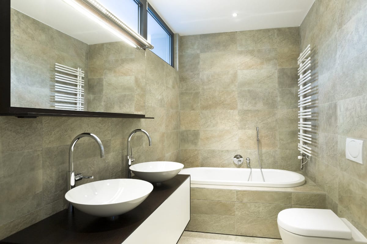 découvrez le prix au m² pour rénover une salle de bain : guide complet, conseils, exemples de devis et estimations pour vos travaux de rénovation selon votre budget.