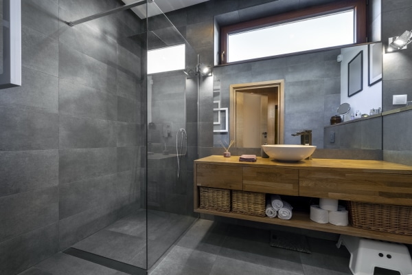 découvrez le coût au m² pour rénover une salle de bain : prix moyens, facteurs qui influencent le budget et conseils pour estimer le montant de vos travaux de rénovation.