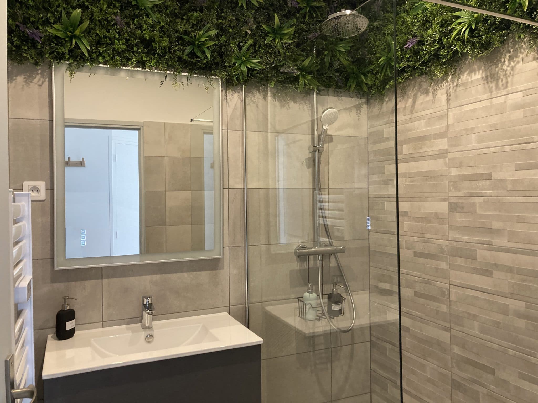 découvrez comment créer une salle d'eau tendance sans dépasser votre budget : conseils déco, matériaux abordables et astuces pour un espace moderne et fonctionnel.