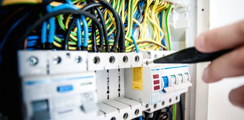 découvrez nos conseils pratiques pour assurer la sécurité électrique dans votre maison : prévention des risques, installation conforme et bonnes pratiques pour protéger votre foyer.