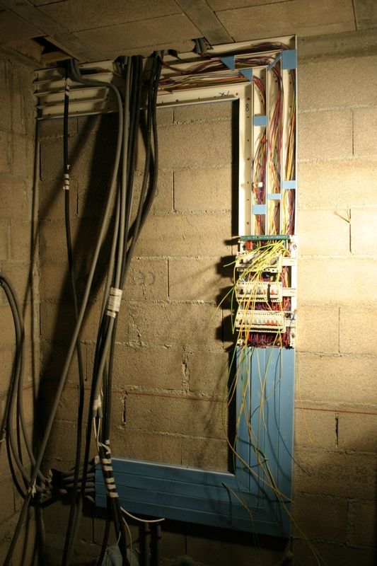 découvrez combien de temps prévoir pour réaliser les travaux d'électricité dans une maison, des étapes clés à la planification du chantier, pour une installation sécurisée et conforme.