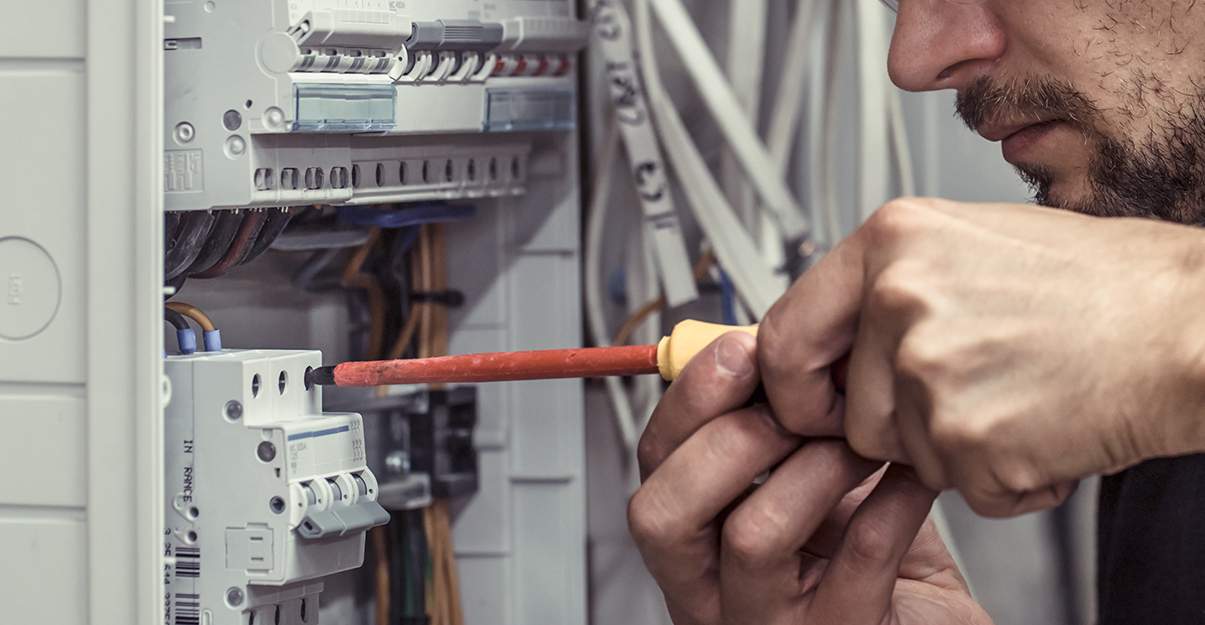 découvrez combien de temps prévoir pour réaliser les travaux d’électricité dans une maison, les différentes étapes du chantier et les conseils pour optimiser le délai.