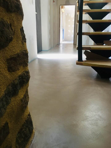 découvrez tout sur le béton ciré : ses avantages, les étapes d'application, les idées déco et conseils pour un intérieur moderne et élégant. facile d'entretien et résistant !