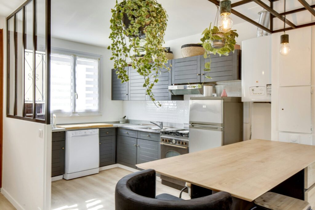 découvrez comment estimer le budget pour la rénovation de votre cuisine à paris en 2025. conseils, prix moyens et astuces pour réussir votre projet au meilleur coût.