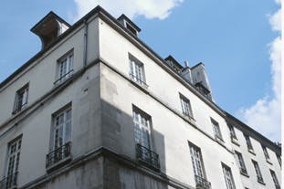 copropriétaire contrainte de vendre son bien immobilier faute de pouvoir financer les travaux de ravalement, découvrez les solutions et conseils pour faire face à cette situation.