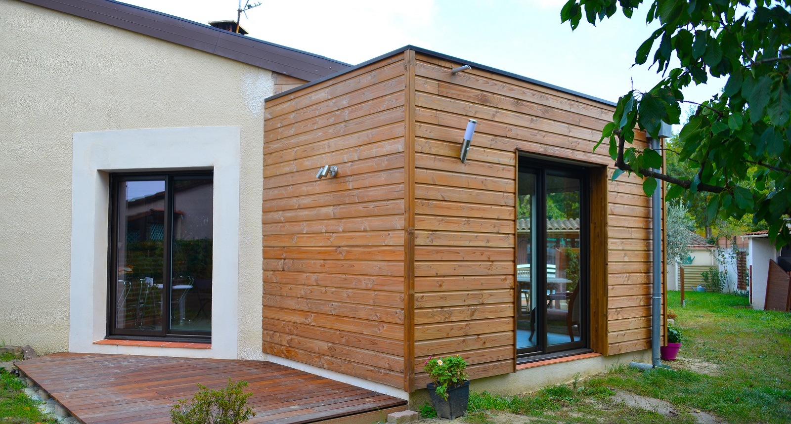 découvrez le coût moyen d'une extension de maison de 20m2 avec toit plat : prix au m², facteurs de variation, conseils pour estimer et réussir votre projet d'agrandissement.