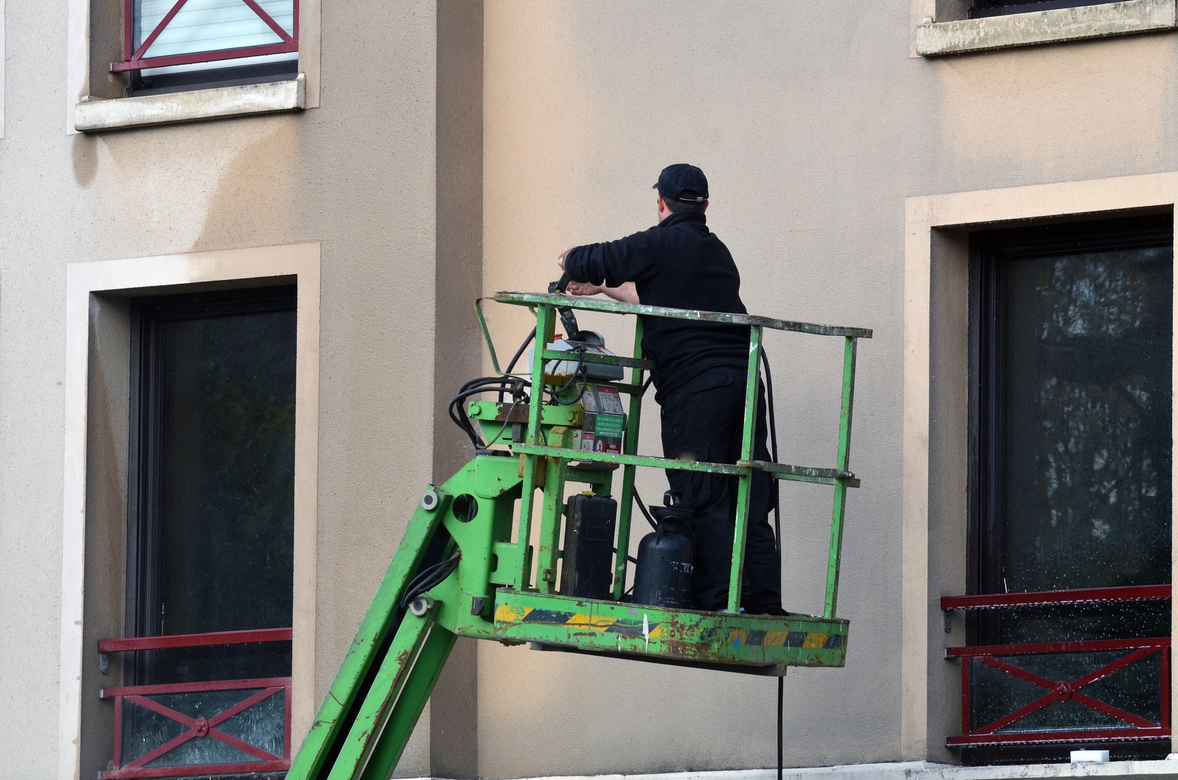 découvrez tout ce qu'il faut savoir sur le coût d’un ravalement de façade : prix moyens au m², facteurs influençant le tarif et conseils pour estimer votre budget de rénovation.