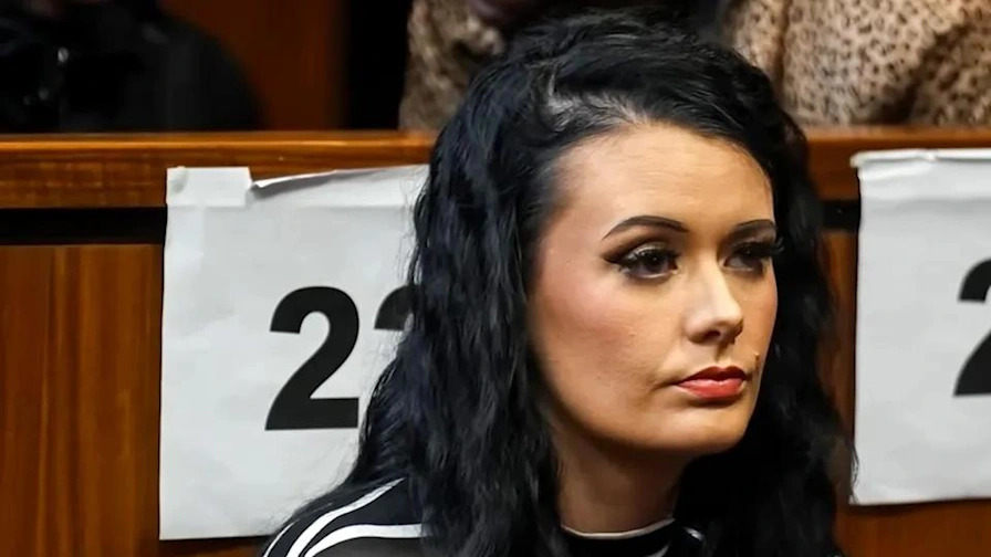 découvrez comment karine le marchand transforme deux chambres en un appartement chic et élégant, alliant style et fonctionnalité.