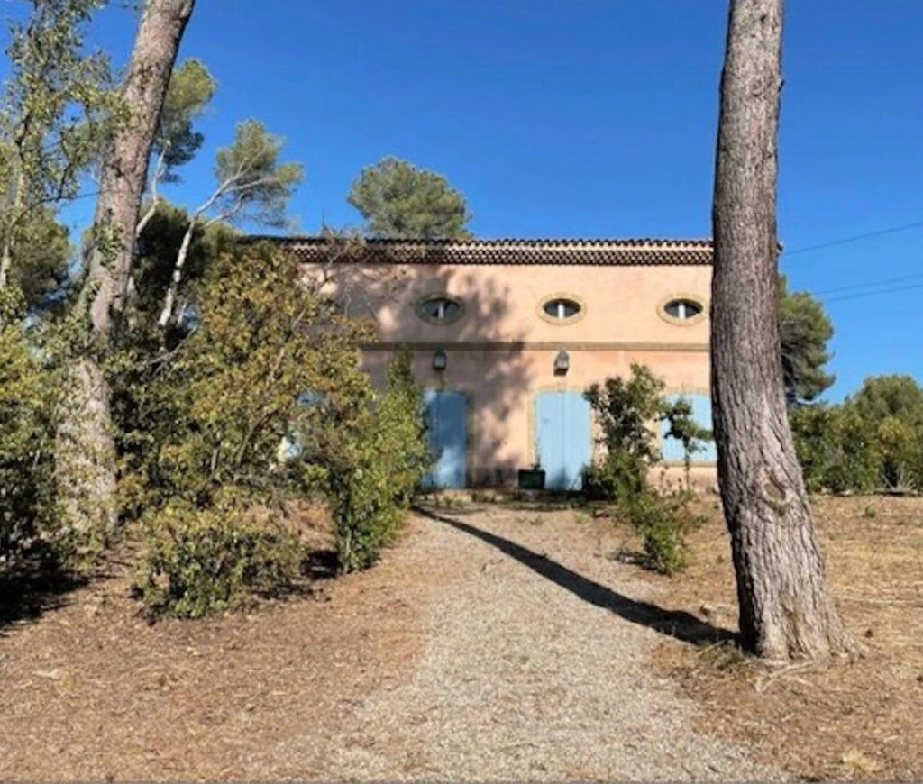 découvrez comment karine le marchand transforme deux chambres en un appartement chic et moderne, alliant style et fonctionnalité avec élégance.