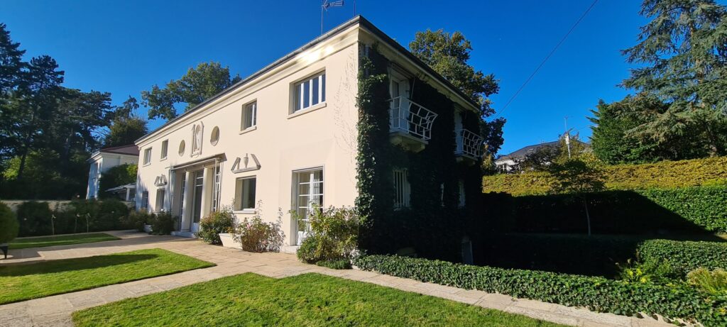 découvrez une maison tranquille à garches, idéale pour profiter d’un cadre paisible et verdoyant proche de paris. confort, calme et intimité garantis.