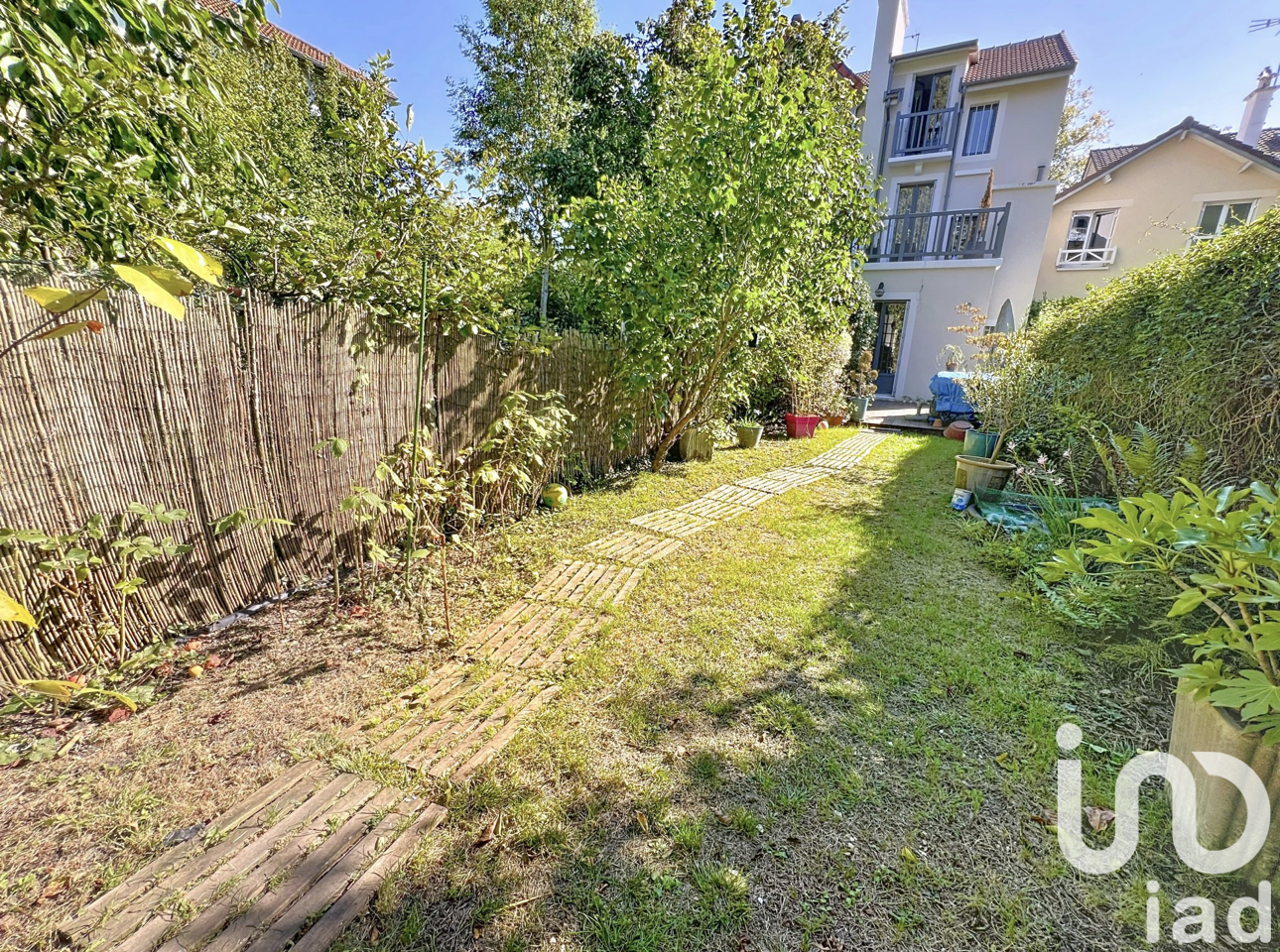 découvrez une maison paisible à garches, idéale pour profiter du calme et du confort dans un environnement verdoyant et recherché.