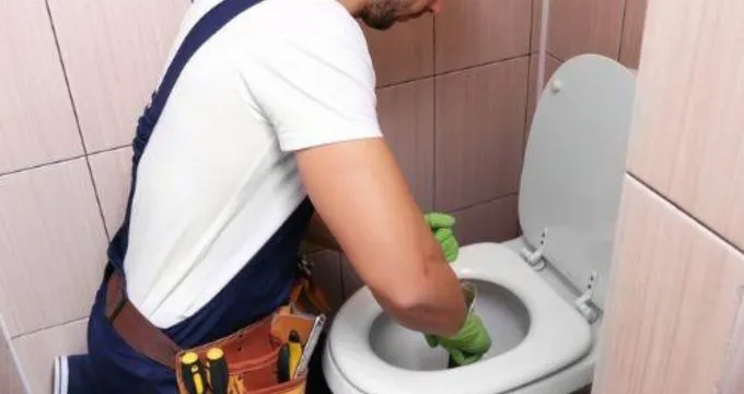 service de plombier urgence à châtenay-malabry disponible 24h/24 pour réparer rapidement fuites, débouchage, et autres problèmes de plomberie.