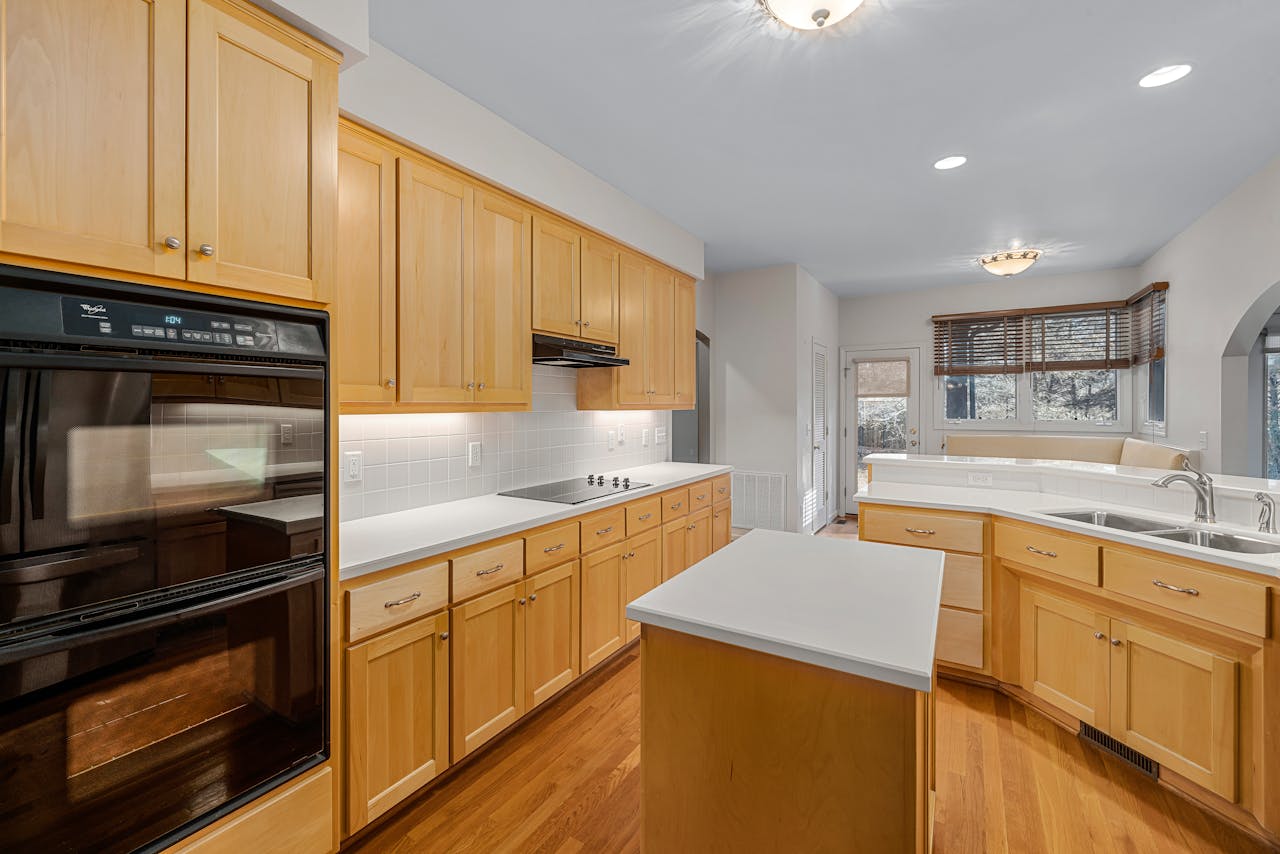confiez la rénovation de votre cuisine à garches à des experts pour valoriser votre bien immobilier grâce à un espace moderne et fonctionnel.