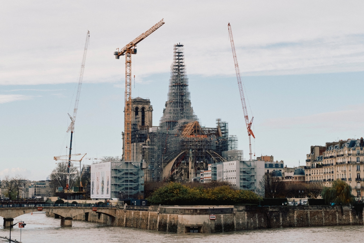 découvrez comment la restauration de notre-dame de paris se poursuit jusqu'en 2030 : enjeux, avancées des travaux et défis pour préserver ce chef-d'œuvre historique.