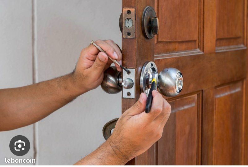 service de serrurier d'urgence à levallois-perret disponible 24h/24 pour tous vos besoins en dépannage rapide, ouverture de porte, et changement de serrure.